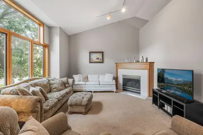 Image de 2 Story House with Gas Fireplace + Garage Parking