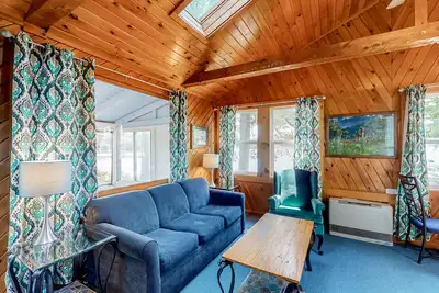 Image de Charming Lakefront Cottage with Screened Porch, Firepit, Canoe & WiFi - 1 Dog Ok