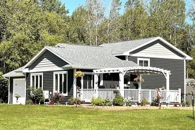 Image de Modern  • Attached garage • Dog friendly • Atv & Sled friendly