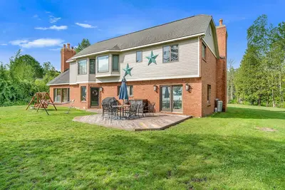 Image de Family-Friendly Lake View Home with Patio, Grill, Deck, Fireplace, & Free WiFi