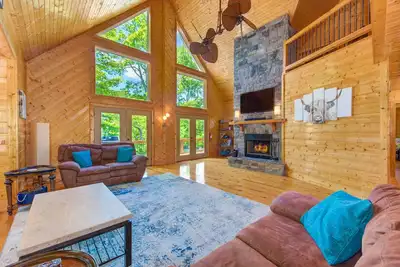 Image de Waterfront home with game room, theater, deck, dock & fireplace