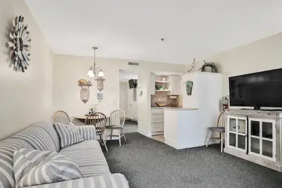 Image de Oceanfront condo with beach access - pool access & on-site washer/dryer