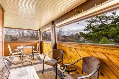 Image de Spacious split-level townhome with private hot tub & game room -close to canyons