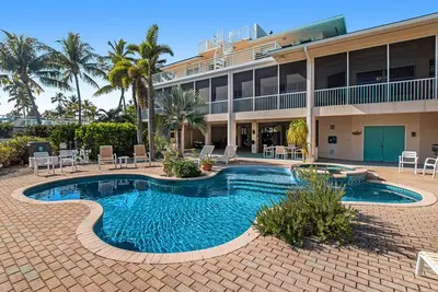 Image de Opulent waterfront estate with dock, pool, hot tub & rooftop view - dog-friendly