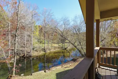 Image de Riverfront oasis with dual suites, 3 fireplaces, central Ac, & walkable locale