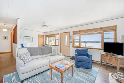 Image de Cozy Cottage on Crystal Lake W/ Free Wifi, Gas Grill & Dock - Close to Town