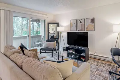 Image de Dog-friendly apartment with bay views & balcony - walk to waterfront