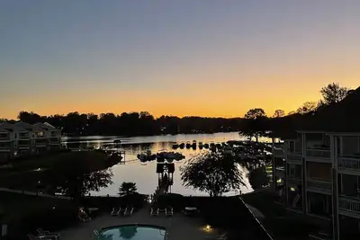 Image de Stunning Lake Front Condo with Pool