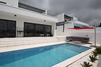 Image de Villa moderne à Lisbonne avec piscine et terrasse