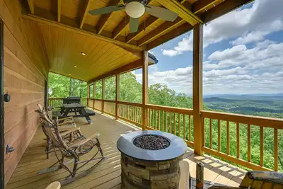 Image de Hot Tub & Game Room: Mountaintop Cabin in Murphy!
