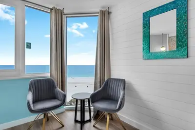 Image de ☀️Beautifully Renovated- Gulf View- Beachside Pool- Studio-Top of the Gulf 713☀️