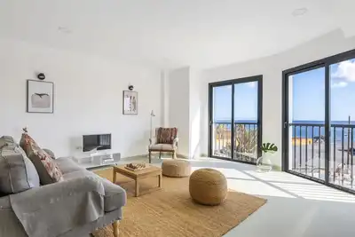 Image de Design house with roof terrace & ocean views