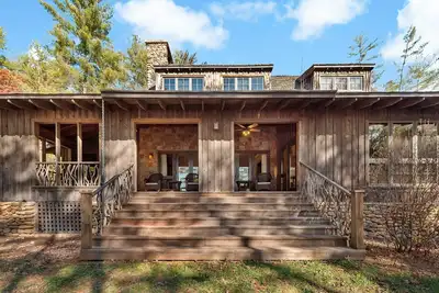 Image de Lakeside Retreat | Pet-friendly, Grill, Fire Pit & Stunning Lakefront Views!