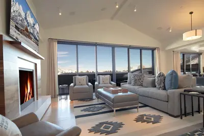 Image de Town Hill Penthouse Ski In/Out at Snow King w/ Deck w/Hot Tub, A/C, Fireplace