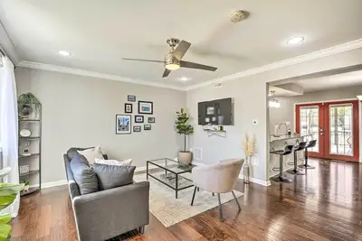 Chic Townhome w/ Deck: 6 Mi to Dtwn Baltimore
