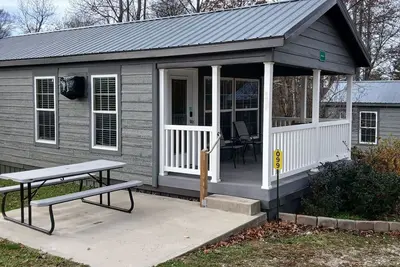 Image de 099) Albatross Farmhouse Style Cabin. Close to Hocking Hills State Park and more!