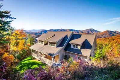 Image de Sunset Deck, Jacuzzi & Arcade Await in This Smoky Mountain Haven