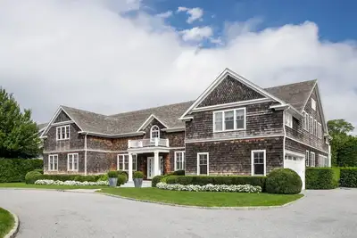 Image de Beautiful shingle-style estate sited on one acre of land, fabulous outdoor. . .