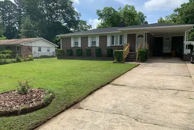 Image de Updated home with fenced yard, dog friendly, 15 min to downtown Greenville!