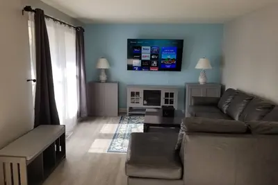 Image de **Luxury** - Newly Renovated 3 Br Oasis - Canton/Plymouth/Ann Arbor