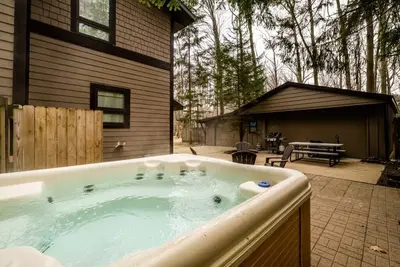 Image de (3 Nt Min) Harbert Home With Private Hot Tub Steps To Beach!