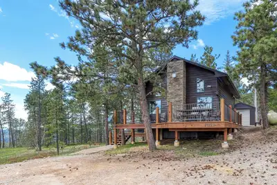 Image de Serenity Ridge Retreat – Cozy Cabin with Hot Tub & Mountain Views Near Terry Peak