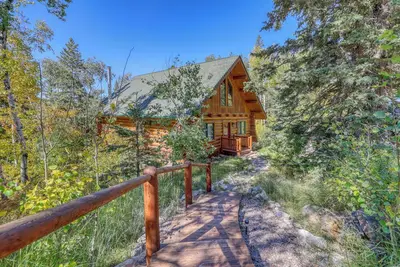 Image de Deer Haven Lodge – Spacious Family Cabin with Hot Tub, Game Room & Scenic Views
