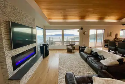 Image de House on Chuckanut Bay with Stunning Views!