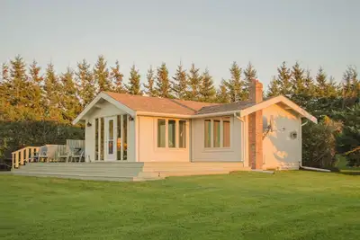 Image de Romantic Cottage waterfront, views, great location. Sunday-Sunday