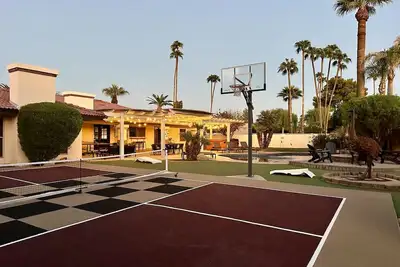 Image de The Callahan☼Sports Bar+Pool+Gym+HotTub+Bball!