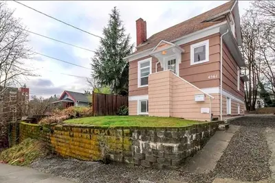 Image de 2br\/1. 5ba - Ac- Private upper unit of a duplex house. Few steps to Light Rail
