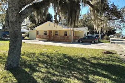 Image de Charming 3 bedroom 2 bath home w/ wraparound veranda on one acre of land.