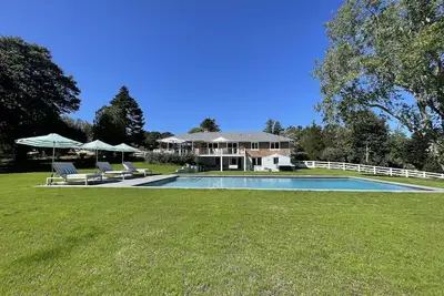 Image de Bright and new home with lots of entertainment spaces and Pool & Hot Tub