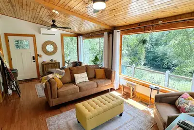 Image de Cozy Dahlonega Riverfront Cabin: Hot Tub, Fishing, Kayaks, Private Waterfall