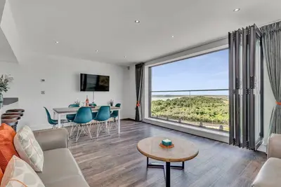 Image de Luxury dog-friendly apartment overlooking Tenby’s Blue Flag South Beach.