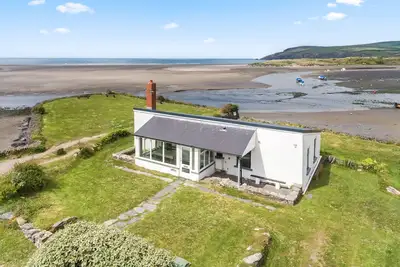 Image de A peaceful, waterside cottage set on the old harbour wall on Parrog, Newport, Pembrokeshire