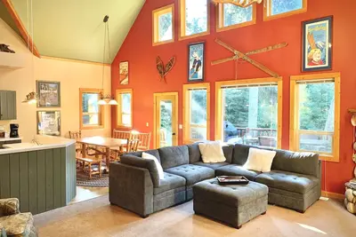 Image de Warm and Spacious Home Near Town/Lake -Private Hot Tub & Pool Table. Pool/Tennis