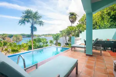 Image de West End Oceanfront Luxury Villa with Private Pool