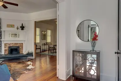 Image de Sparking clean 3br /2 full bath, laid-back & chic, private yard & free parking!