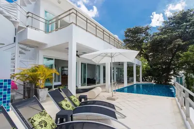 Incroyable 5 chambres avec piscine avec vue sur la mer imprenable dans Kata