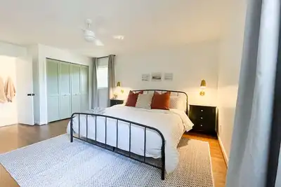 Image de Spacious 4br 3ba 2 Story Remodeled House Ample Parking Pets Ok Great Location