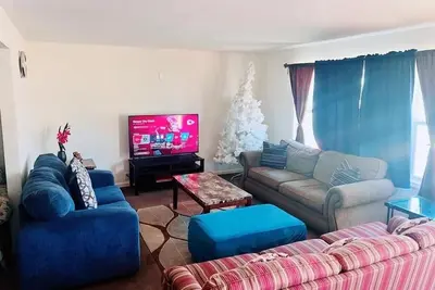 Image de Huge comfortable and cozy house Near Longview lake