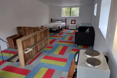 Image de Loft on quiet 5 acre bush block. Less than 5 minutes to beaches.