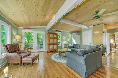 Image de Tucked into the trees with picturesque views of the Kalamazoo River this
