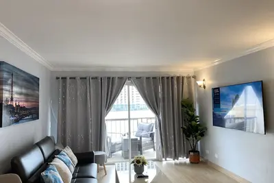 Image de Lovely 2 beds 2 baths  fully renovation. Free one parking.