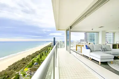 Image de 2 Level 3 bedroom luxury apartment with 180 degree views