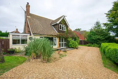 Image de 4 bed cottage with hot tub and 10 minute walk to beach
