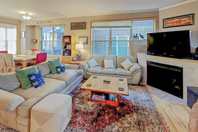 Image de Great townhome w/private hot tub with 2 living areas.