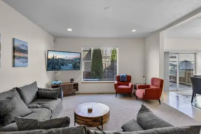 Image de New Furniture & Beds! Hot Tub ~ Bend Home ~ Foosball Table ~ Bonus Room