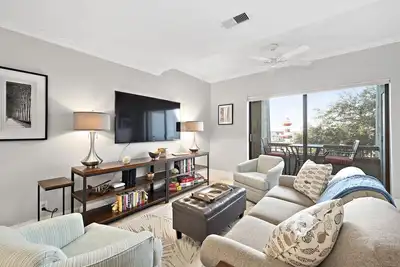 Image de 1043 Caravel Court-Penthouse Overlooking Harbour Town! Pool Membership!